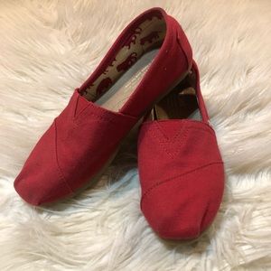Women red Toms.